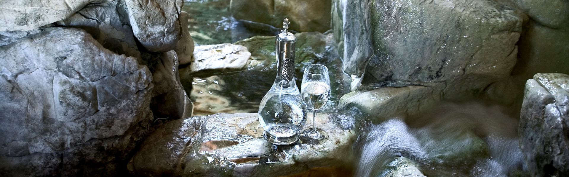 Die Stanglwirt<br><strong>Kaiser -</strong> <strong>Quelle</strong><br><br>Nicht nur unsere Restaurantgäste wissen das Wasser aus der hauseigenen Kaiser-Quelle sehr zu schätzen. Auch in den Wasserwelten und der Saunalandschaft tummeln sich unzählige Liter aus dieser besonderen Quelle...<br>